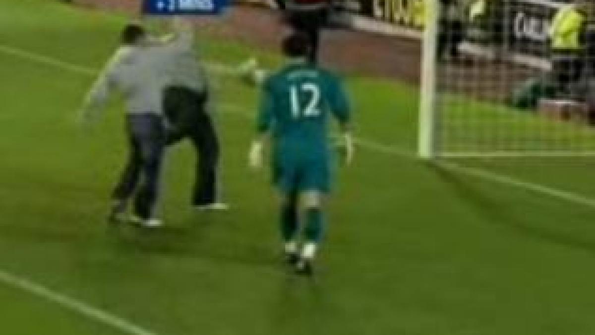 manchester united a primit gol de la un fan al lui barnsley in cupa ligii video