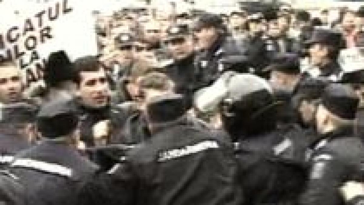 protest violent la ministerul de finante fermierii revoltati de neplata subventiilor video