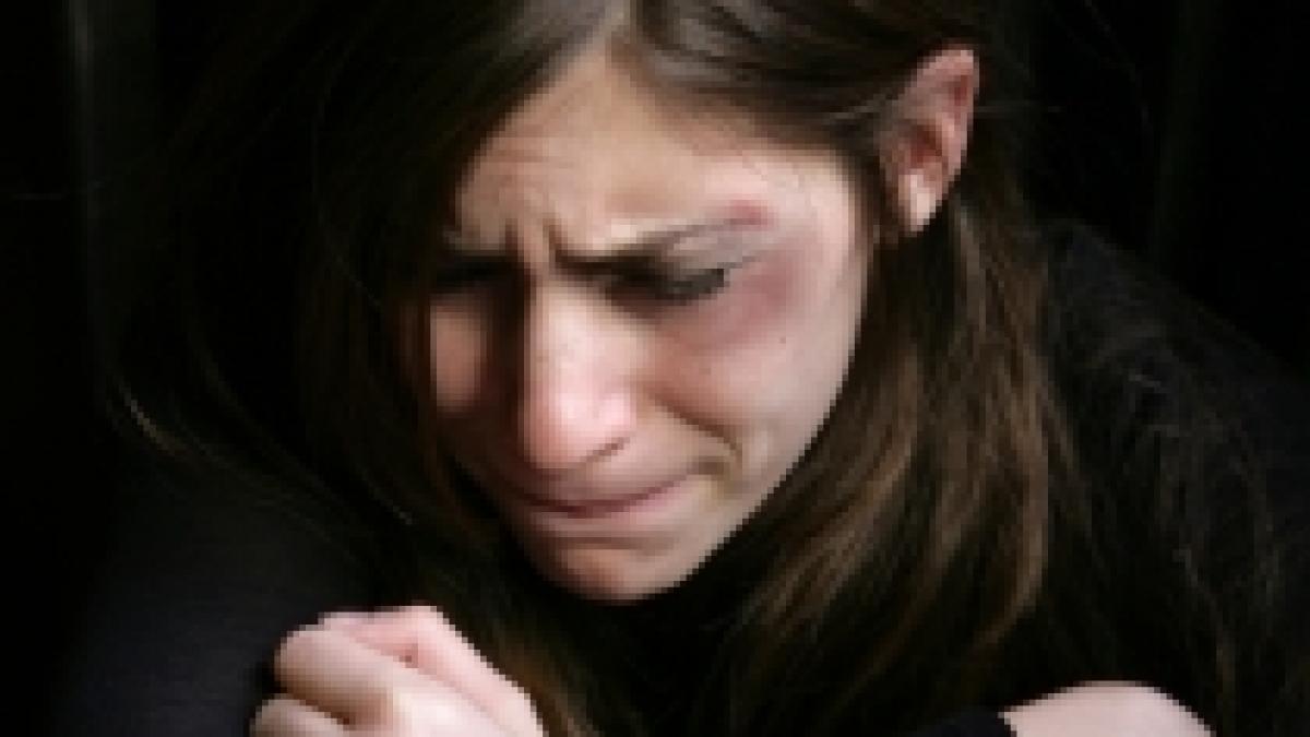 adolescenta violata de zece tineri in timp ce trecatorii radeau si faceau poze