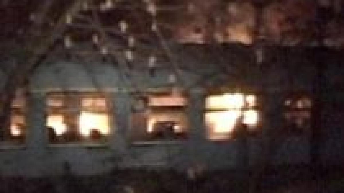 trei vagoane de tren dezafectate cuprinse de flacari la pitesti video