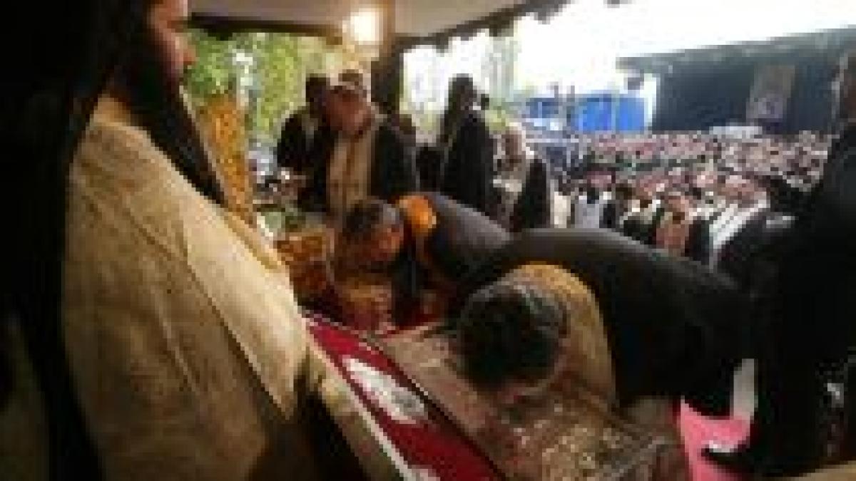 credinciosii nu au scapat de cozi nici in ultima zi de pelerinaj la moastele sfantului dimitrie