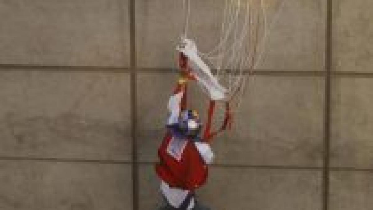 pakistan un rus care a incercat sa sara cu parasuta de pe o cladire a ramas agatat de o grinda