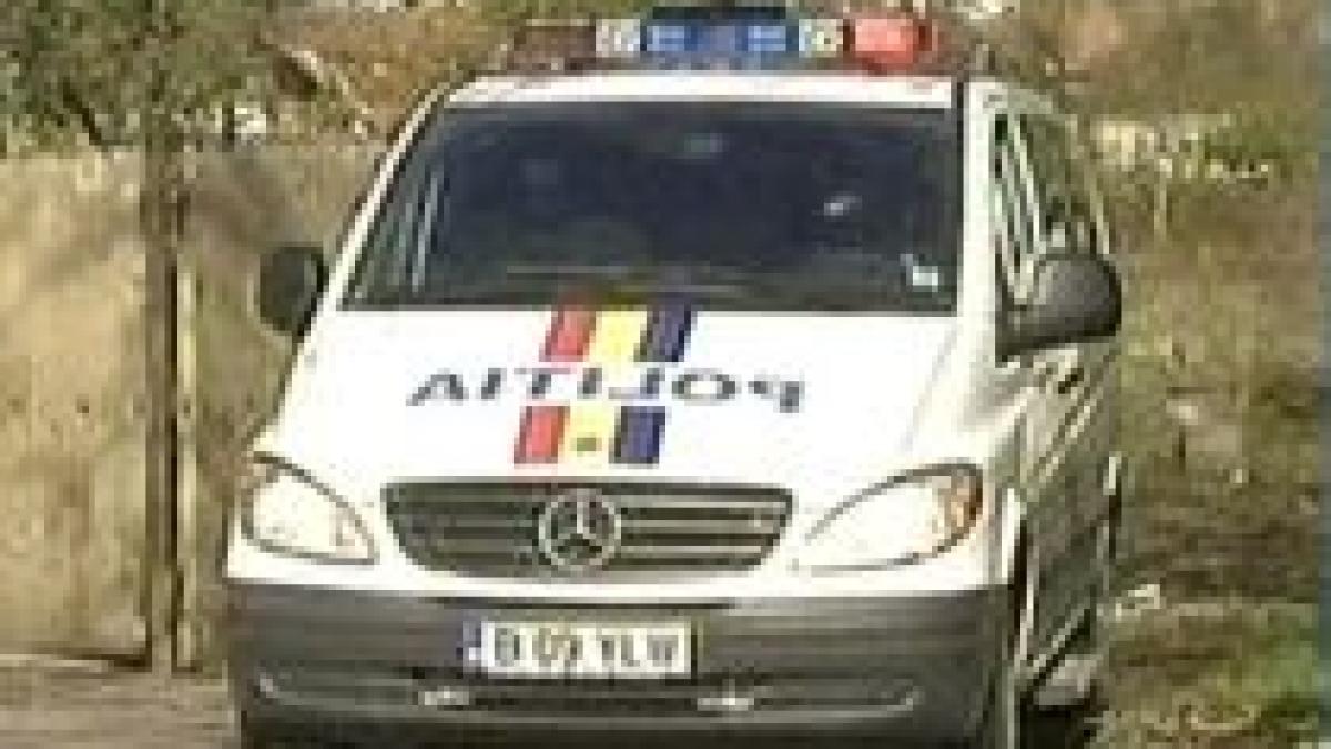 politisti argeseni luati la bataie de patru suspecti de furt video