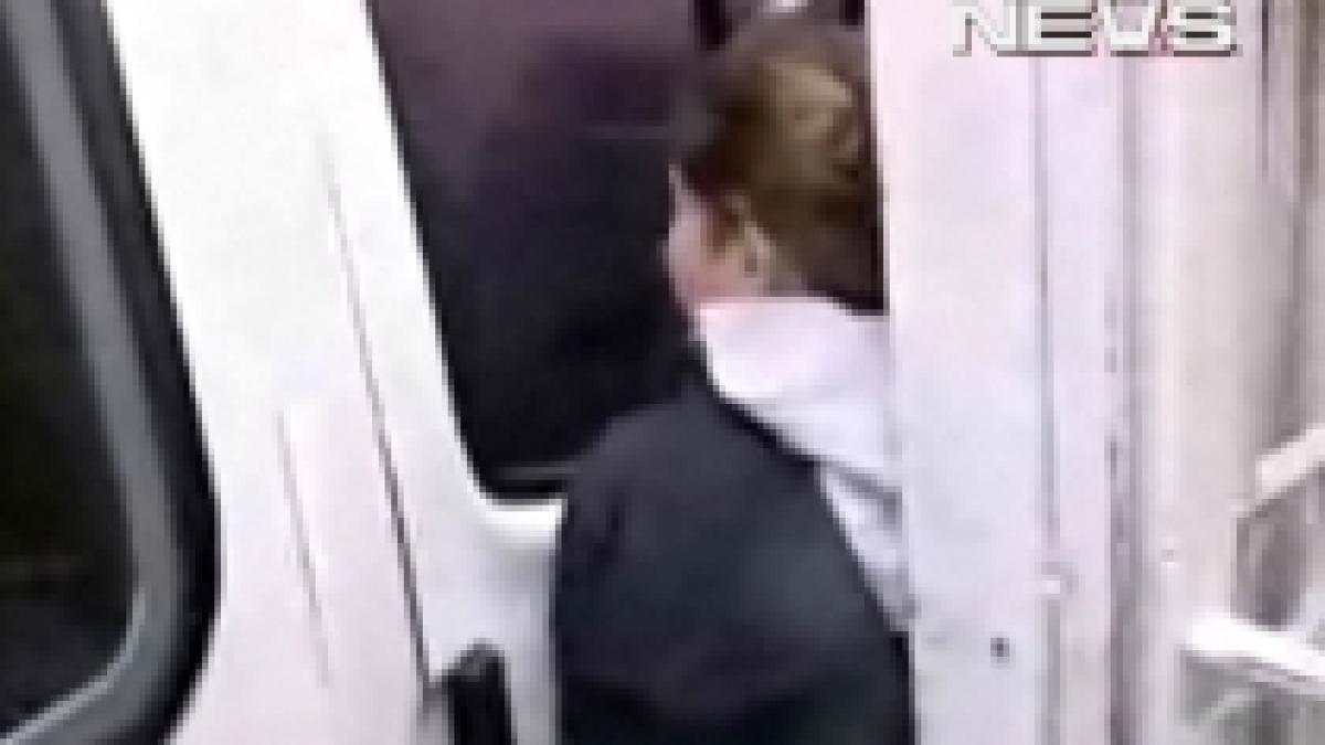 cameraman la un pas de a fi strivit in timp ce filma video