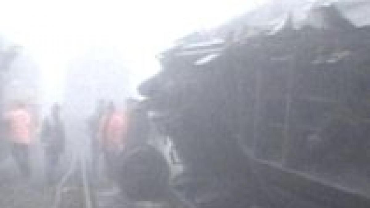 un accelerat lovit de o locomotiva in muntii rodnei trei oameni raniti video