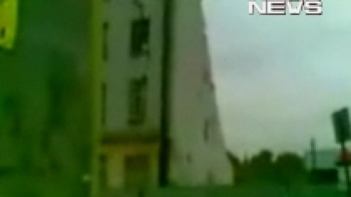 demolare cu bucluc un zid cade foarte aproape de muncitori video