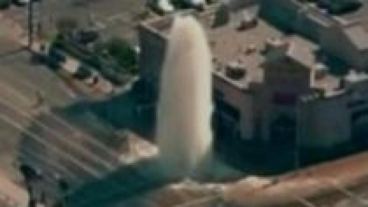 fantana arteziana in centrul los angeles ului provocata de o conducta sparta video