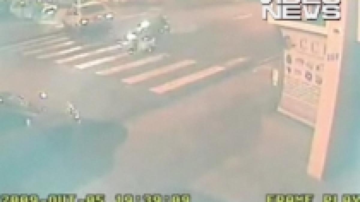 motociclist lovit de alte motoare dupa ce intra intr o masina video