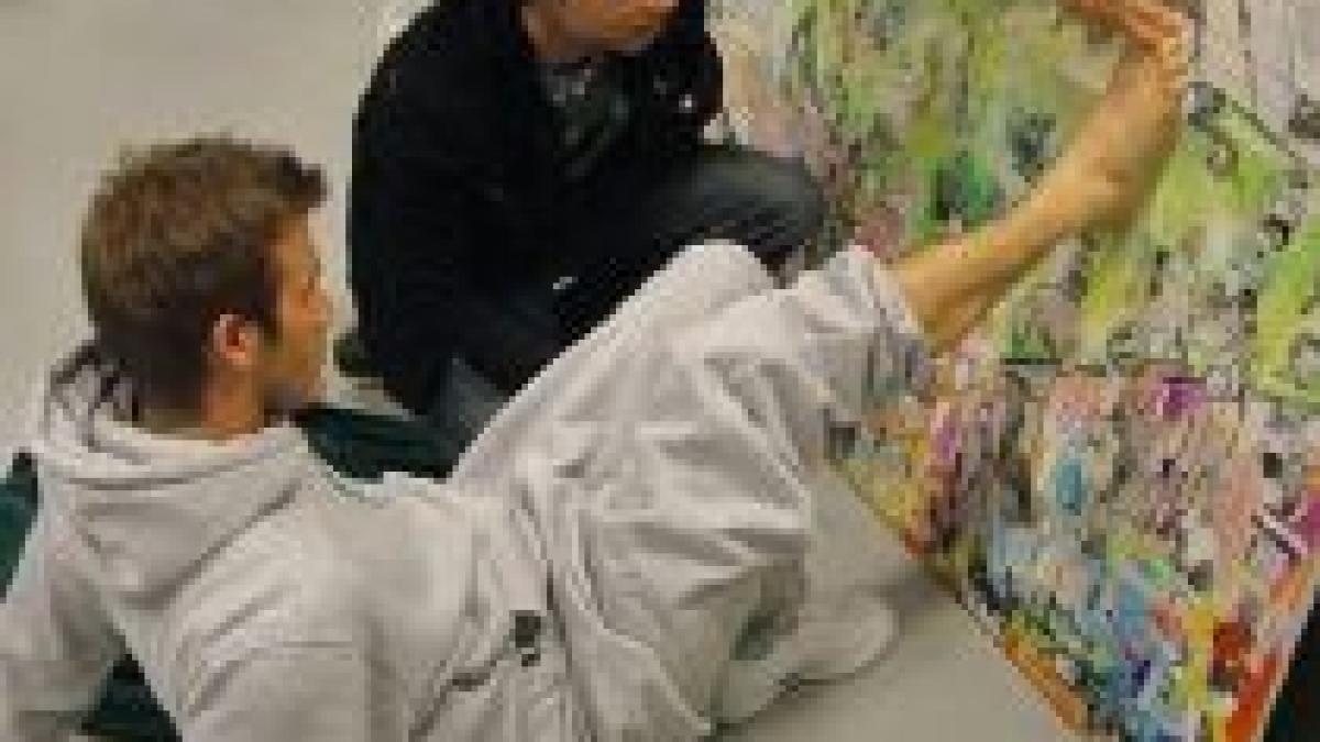 un tablou cu amprenta piciorului lui david beckham vandut pentru jumatate de milion de dolari foto