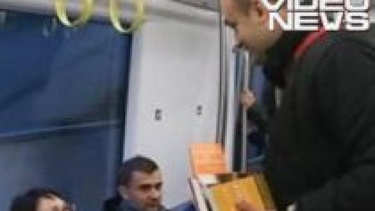 carti gratuite la metrou o metoda inedita de promovare a proiectului biblioteca in subteran video