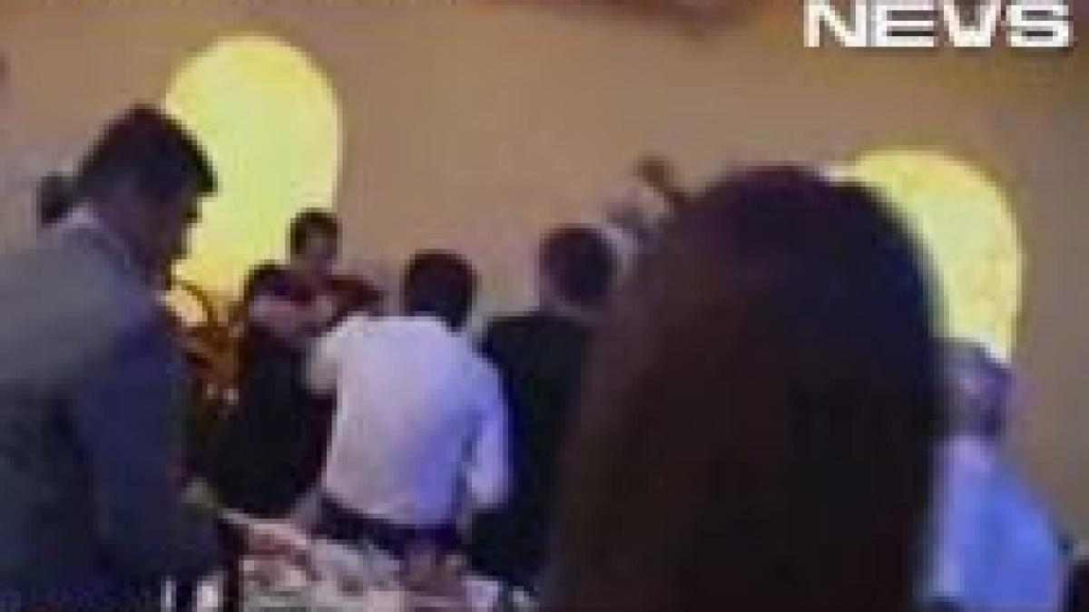 bataie ca in filme intre socri la o nunta video