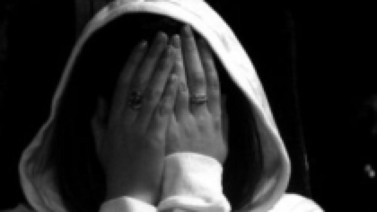 violata in fata copilului ei de un barbat pe care l a cunoscut pe internet