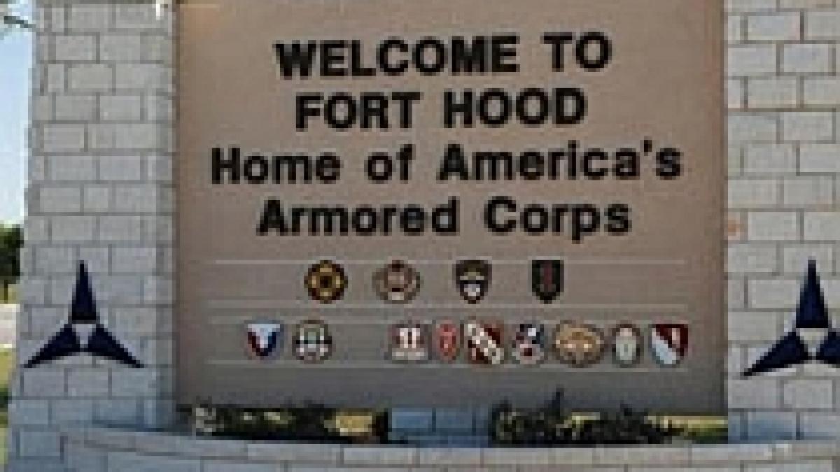 sua 12 morti dupa un schimb de focuri la o baza militara din texas video