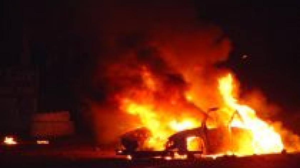 bucuresti doua masini de lux au luat foc intr o parcare din colentina