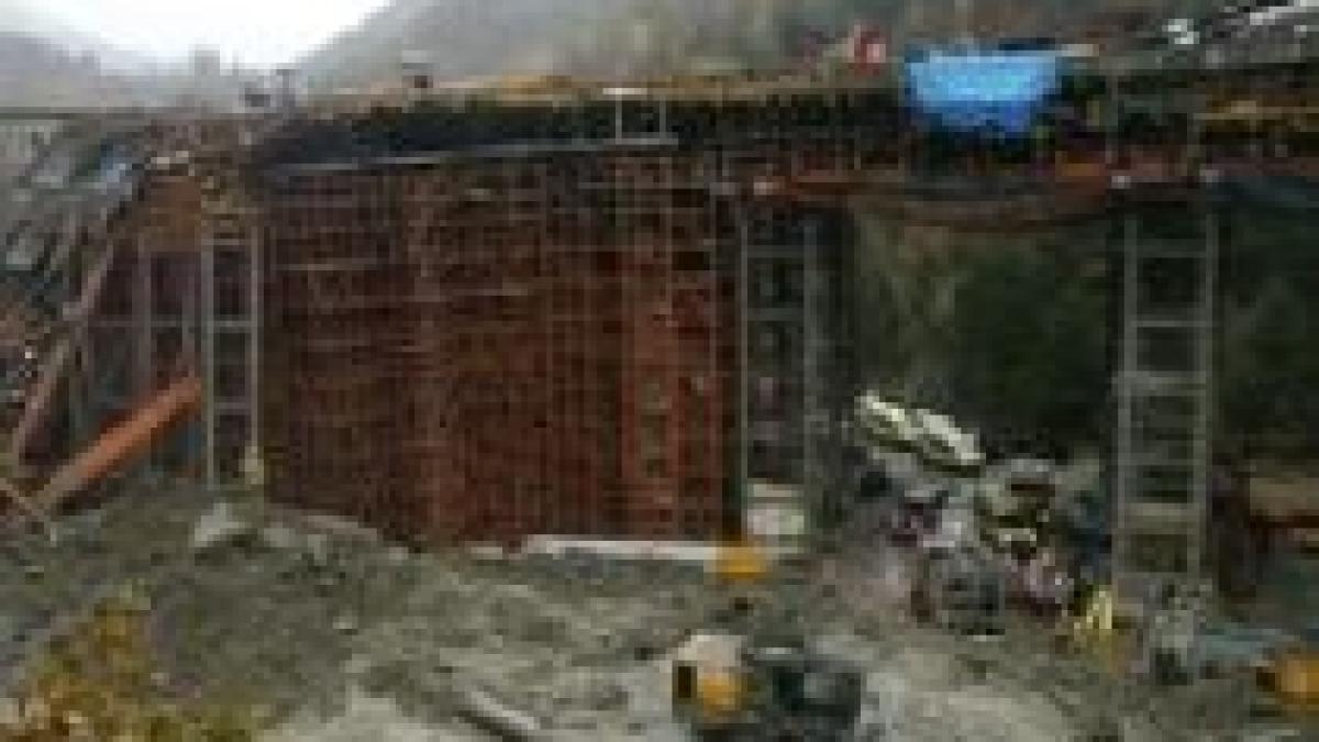 andorra trei muncitori au murit dupa prabusirea unui pod in constructie video