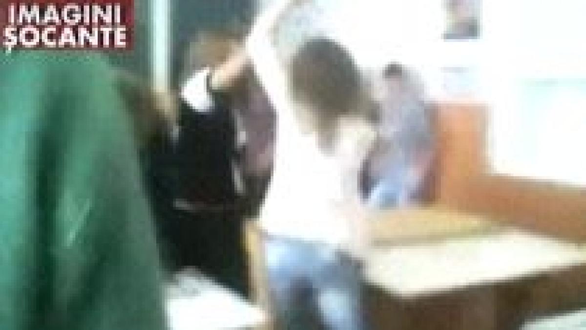 bataie in scoala doua fete se iau la palme intr un liceu din republica moldova video