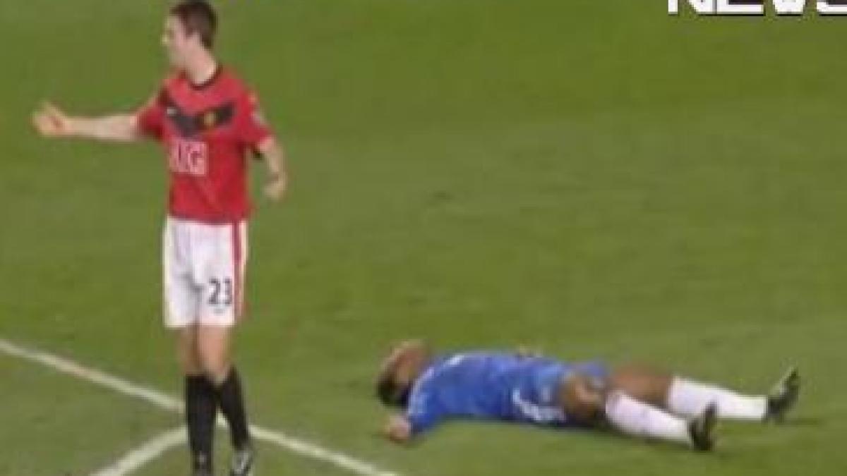 drogba e faultat violent in chelsea united si e ingalbenit pentru simulare video