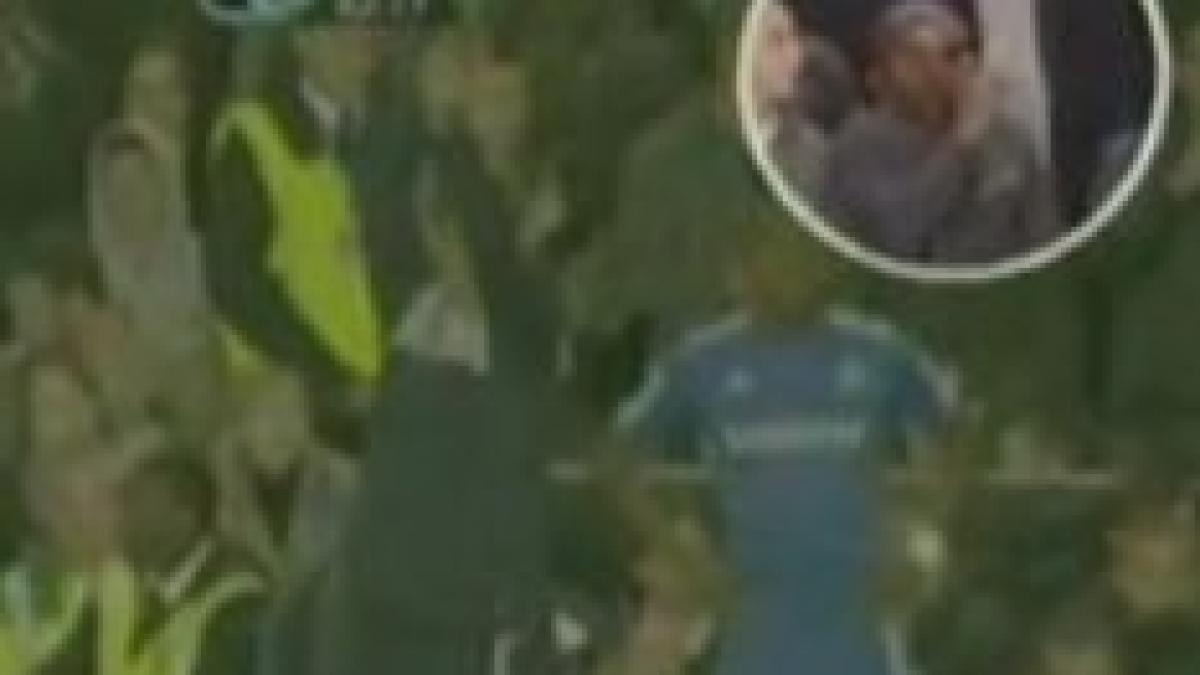 un fan a fost filmat in timp ce isi peria dintii la derby ul dintre chelsea si manchester united