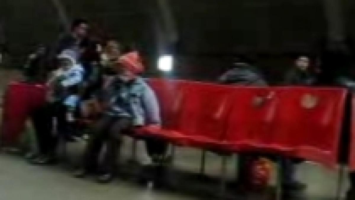 bataia nu este rupta din rai o mama violenta isi bate copilul in statia de metrou video