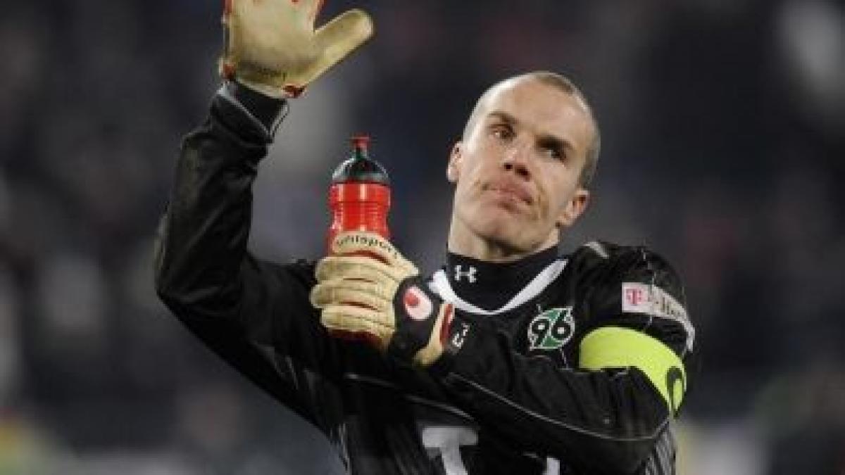 fotbalul german in doliu portarul lui hannover 96 robert enke s a aruncat in fata trenului video