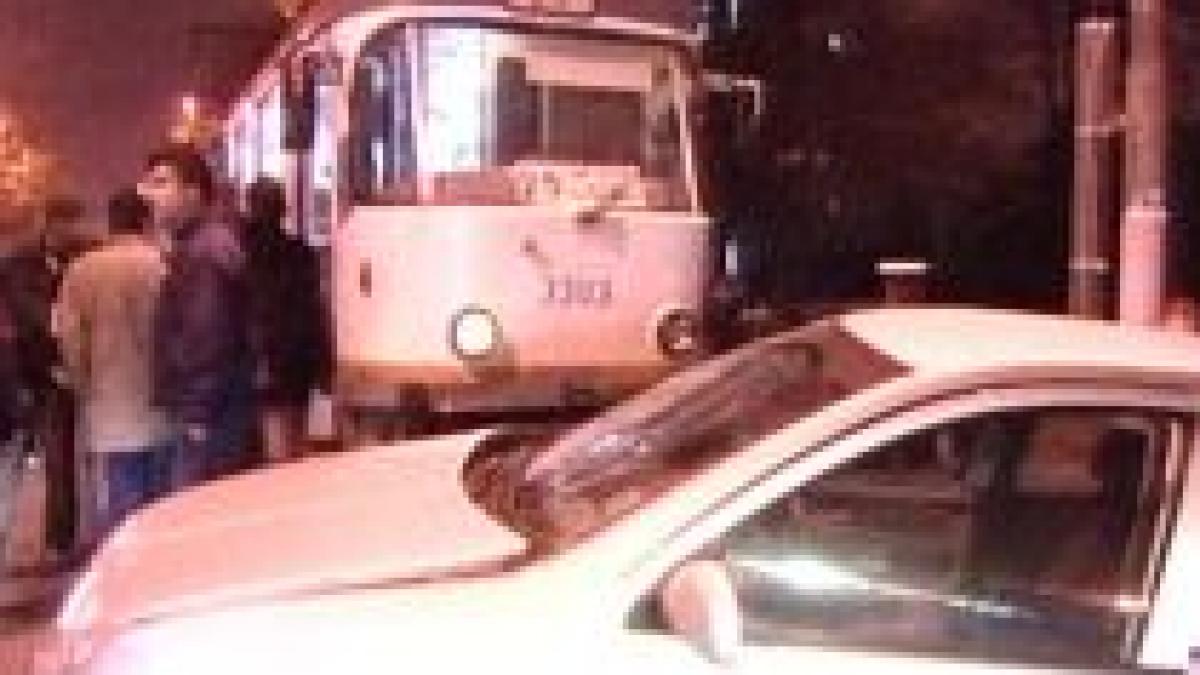 o soferita neatenta din capitala a intrat cu masina intr un tramvai video