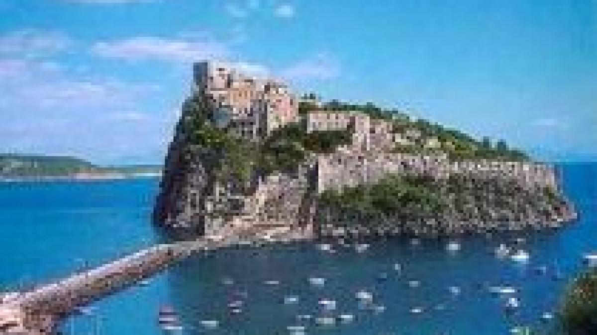 alunecare de pamant pe o insula din italia o persoana a murit si 20 sunt ranite