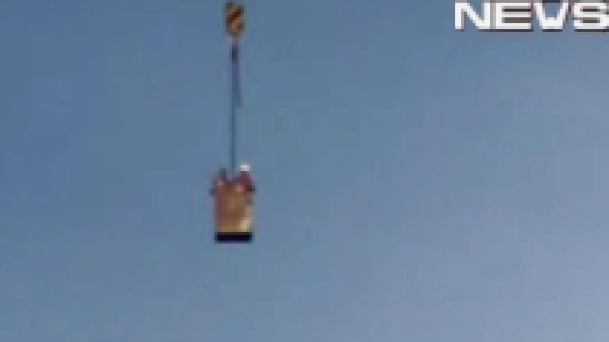 ascensorul hightech cum ajung muncitorii romani pe cladirile in constructie video