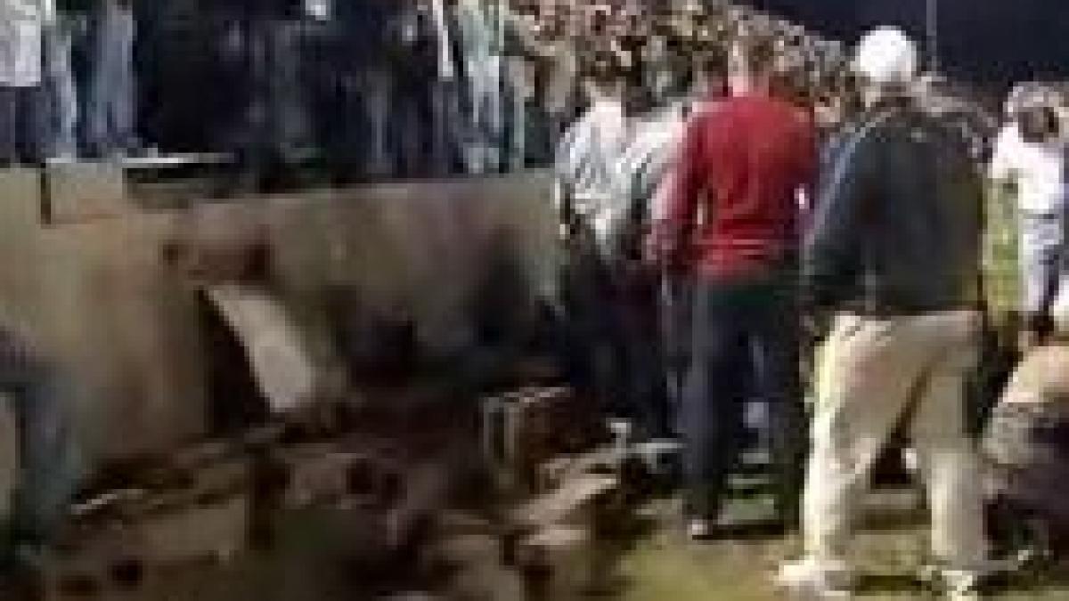 sua 28 de studenti raniti dupa prabusirea unui zid in timpul unui meci de baseball video