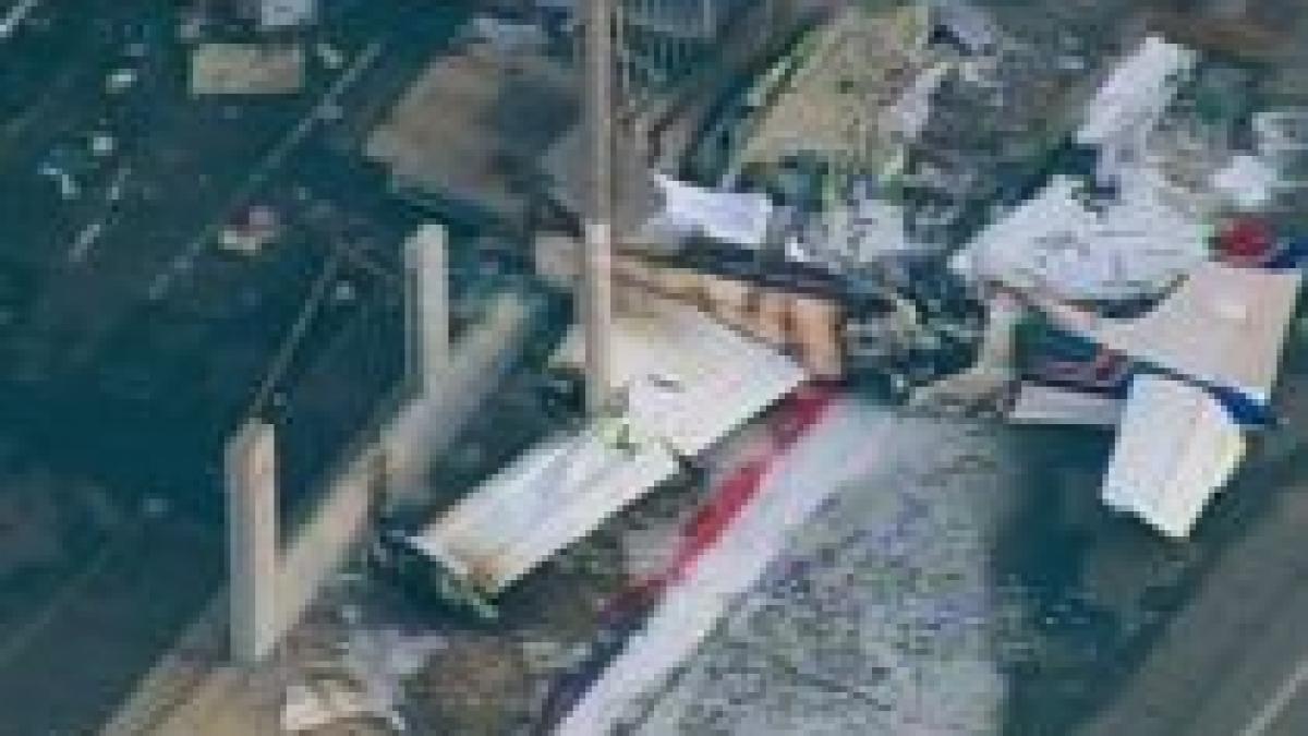 un avion de mici dimensiuni s a prabusit pe o strada din los angeles