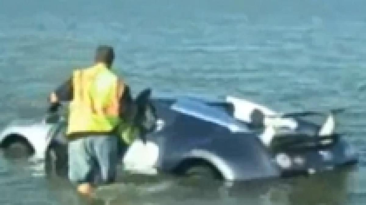 bugatti veyron la apa soferul supermasinii pierde controlul si ajunge in lac video
