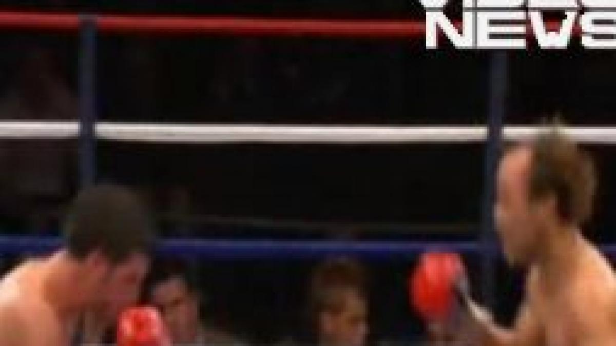 dublu knock down doi boxeri britanici s au trimis la podea simultan video