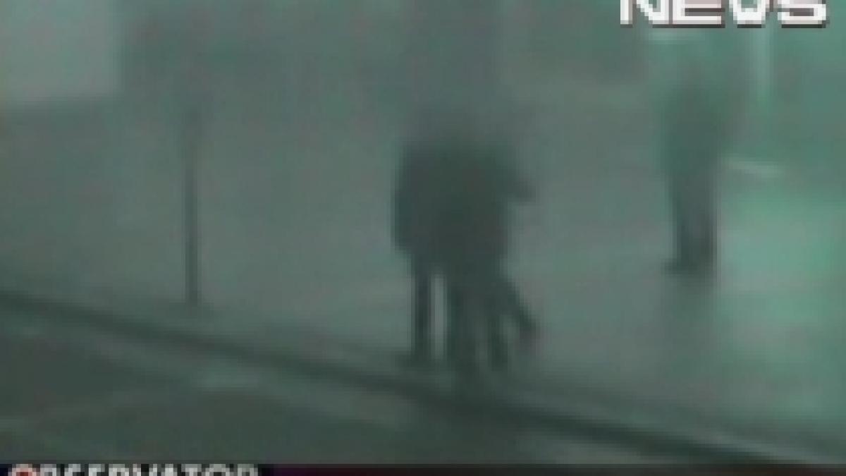 doi romani filmati in timp ce bateau un turist intr o gara din roma video