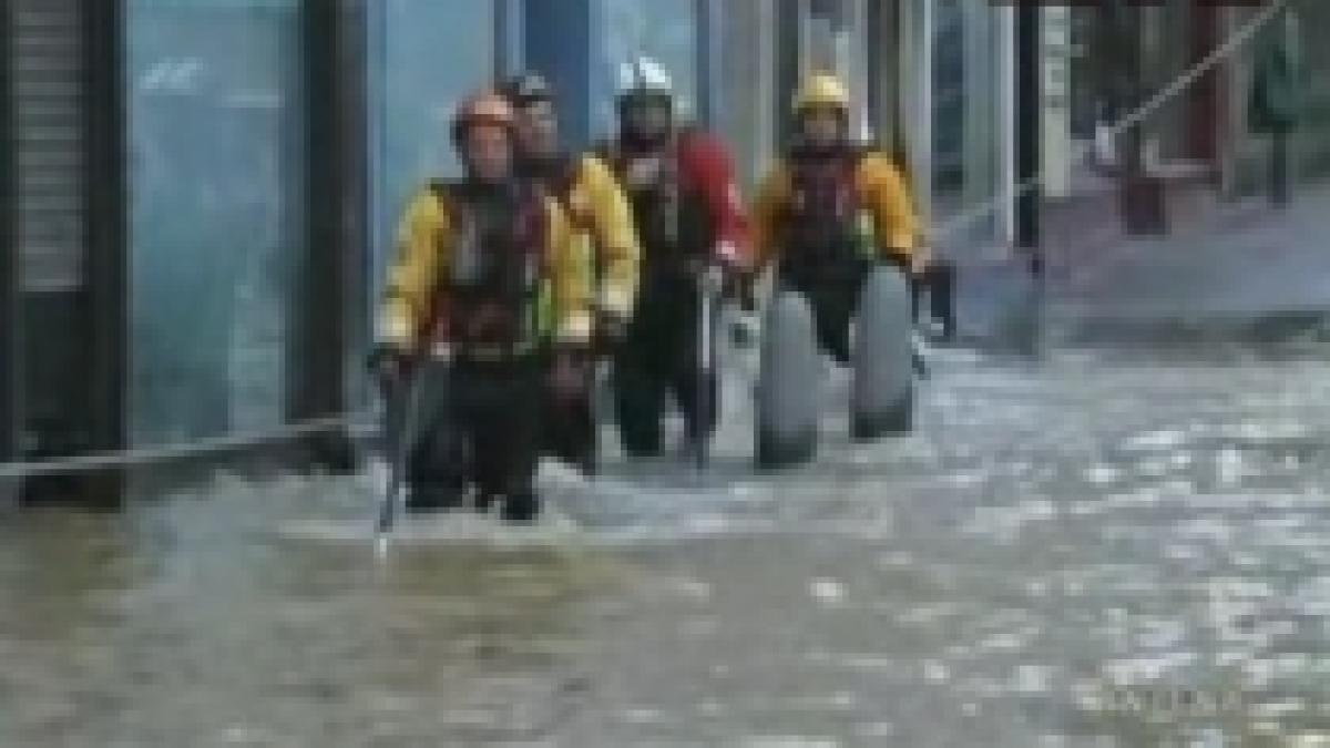 inundatii devastatoare in marea britanie si incendii de vegetatie in australia video