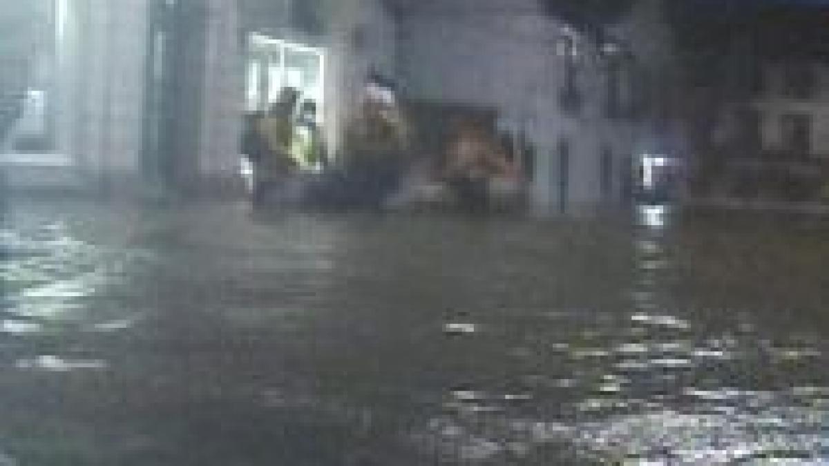 marea britanie sub ape peste 200 de oameni evacuati si 1200 de locuinte fara curent electric