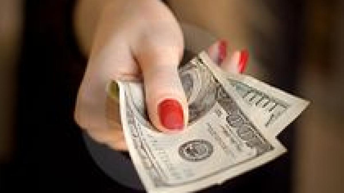 mai multi romani escrocati de angajatul unei reprezentante auto din arad