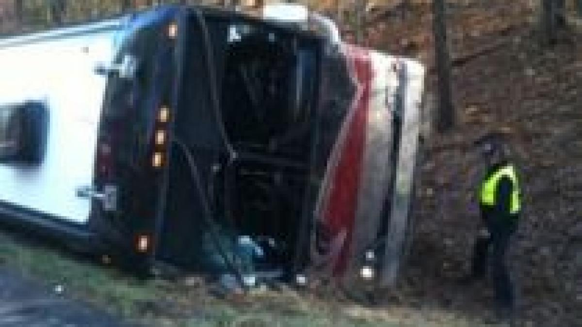 unul din autobuzele de turneu ale lui miley cyrus implicat intr un accident rutier