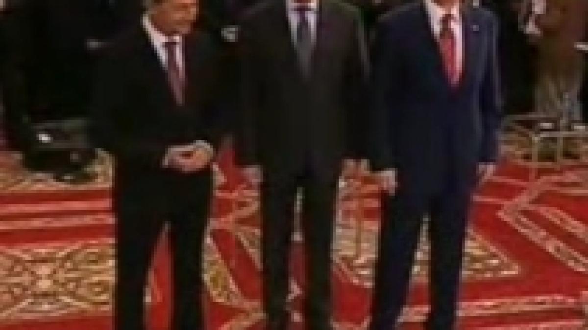 basescu si geoana au inceput sa curteze electoratul pnl antonescu ii acuza pe amandoi de manipulare