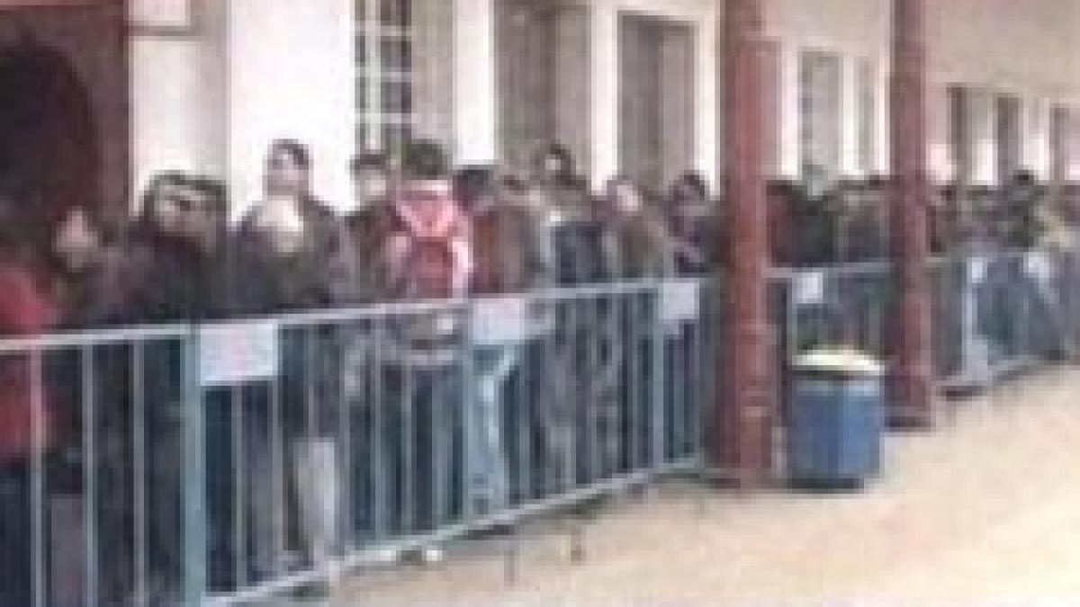 coada la vot peste 200 de oameni asteapta sa voteze la gara de nord video