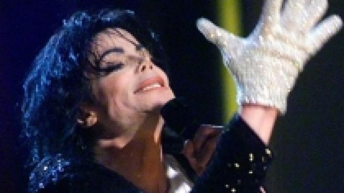 manusa alba cu cristale a lui michael jackson licitata cu 350 000 de dolari