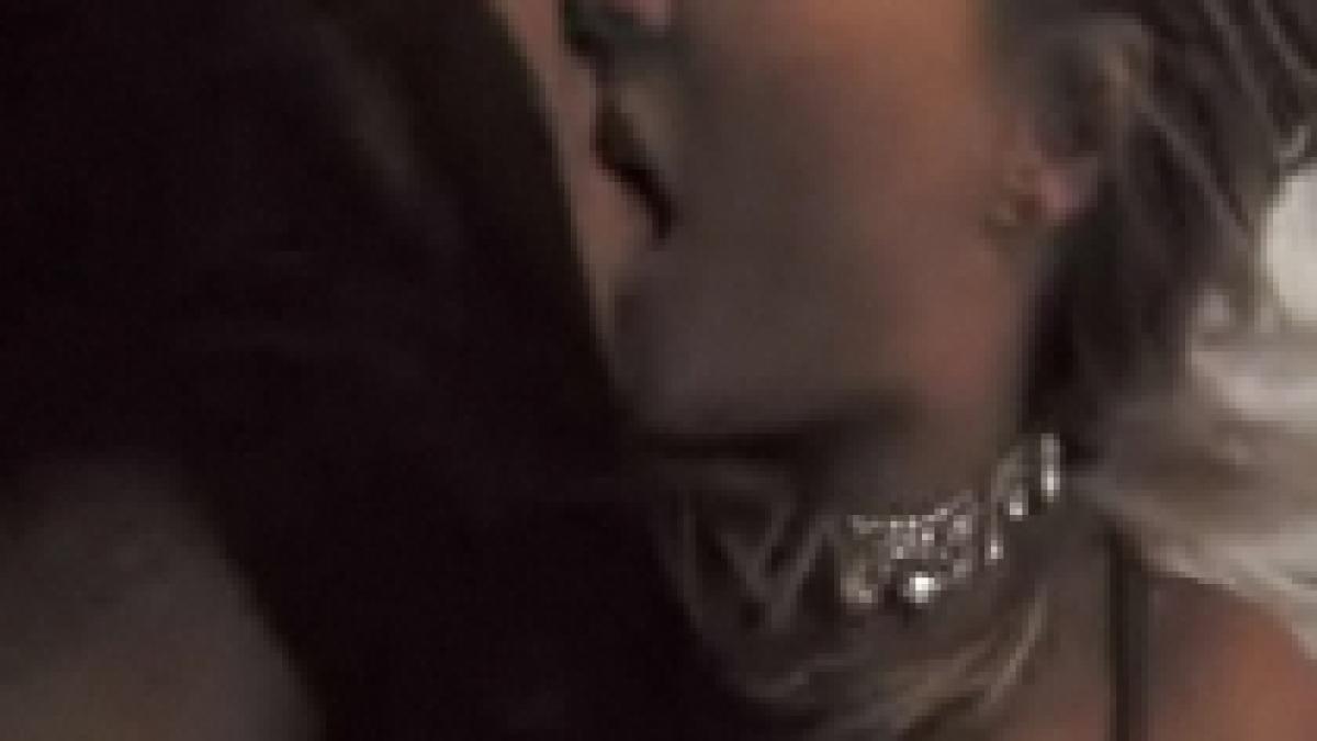 carmen electra scene lesbi intr un film sexy scapat pe net video