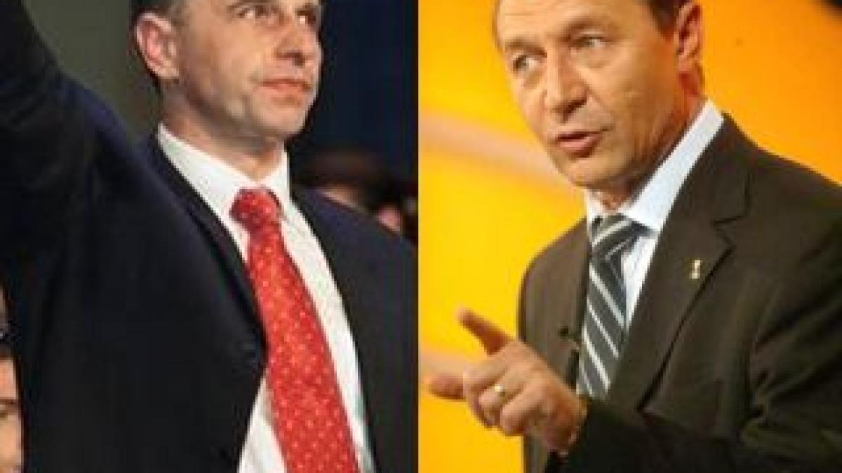 portretele celor doi candidati ramasi in cursa prezidentiala traian basescu si mircea geoana