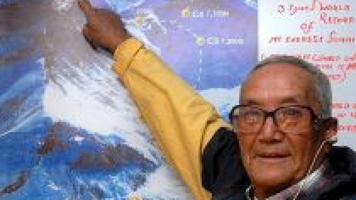 cel mai batran cuceritor al muntelui everest recunoscut oficial de cartea recordurilor