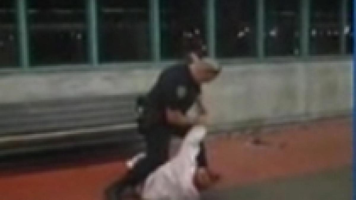 sange la metrou un barbat a fost arestat dupa ce a injurat in vagon video