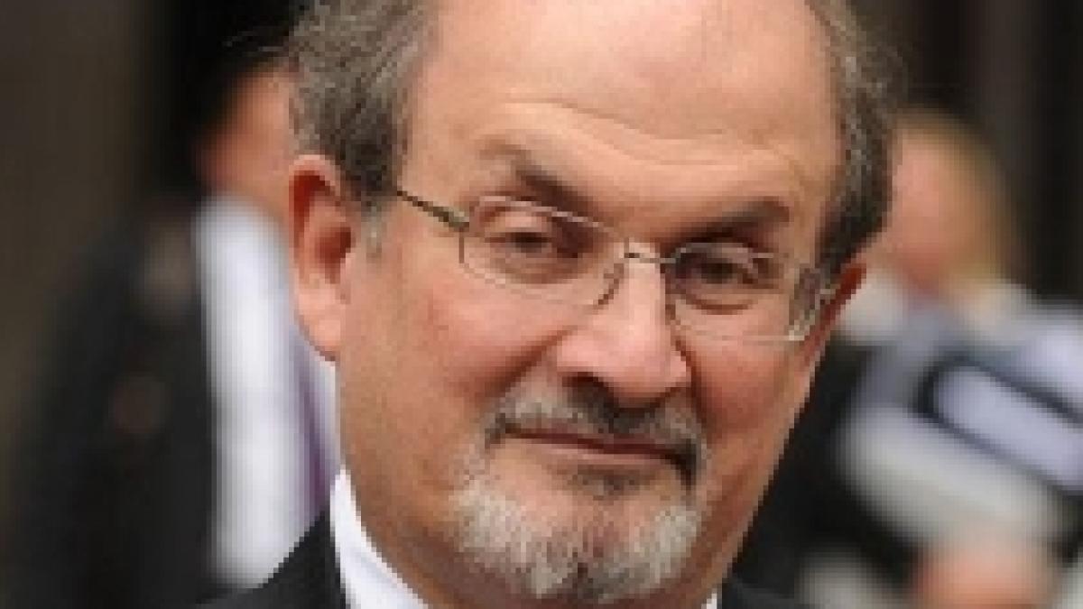 mii de persoane au stat la coada pentru un autograf de la salman rushdie