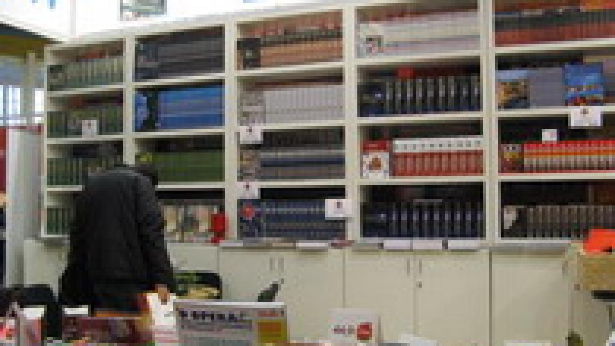 prima zi la targul gaudeamus mai multi expozanti decat participanti foto