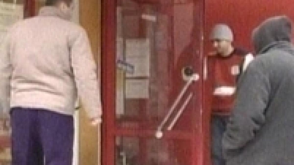 doi barbati cu cagule au atacat o vanzatoare a unei case de amanet din gheorgheni