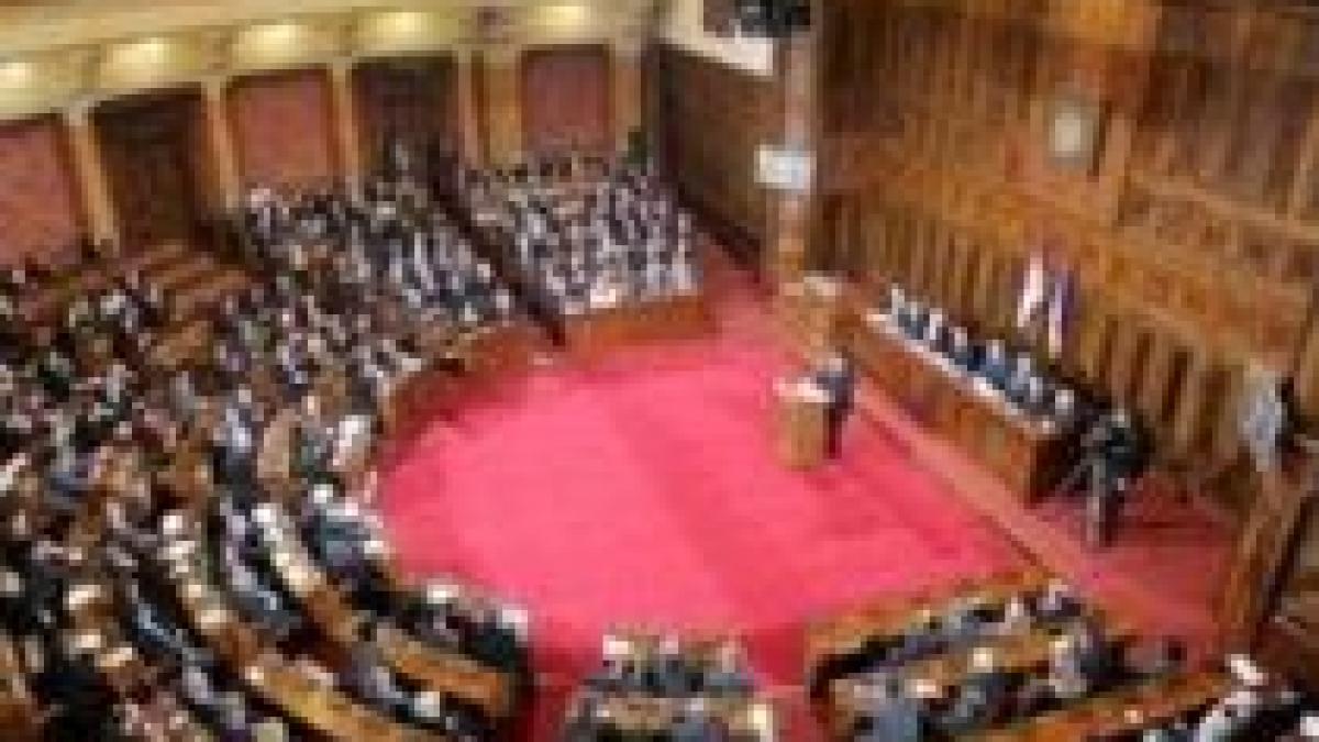 serbia o deputata a aruncat cu un pantof in vicepresedintele parlamentului