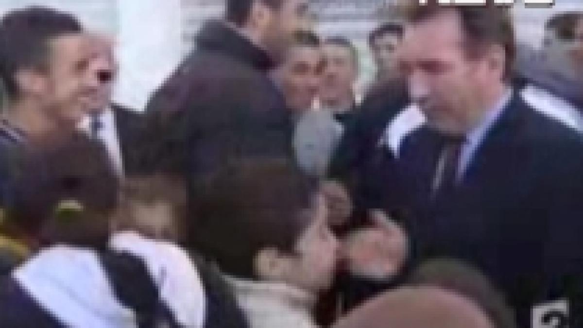 candidat francez la prezidentiale filmat in timp ce loveste un copil video