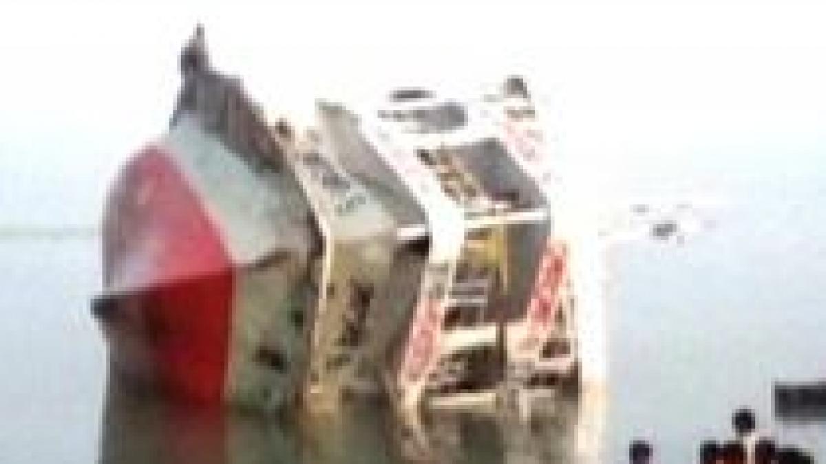 un feribot cu 1 000 de pasageri la bord s a scufundat in bangladesh