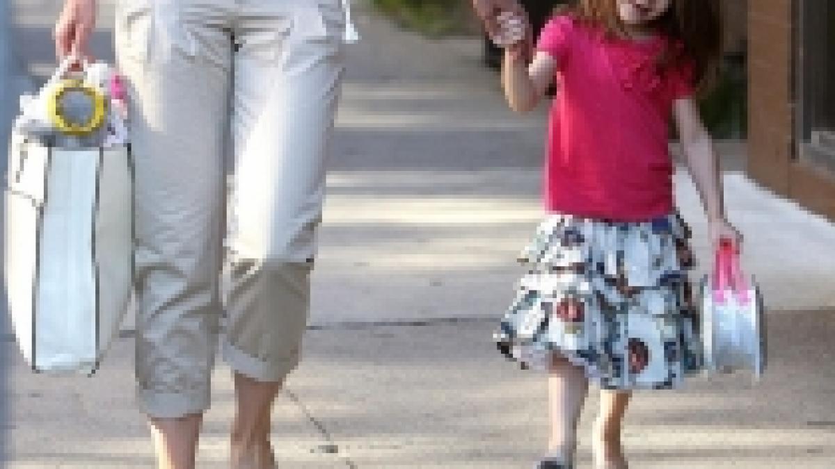 un copil rasfatat haine de 25 000 de dolari lunar pentru fiica de trei ani a lui tom cruise